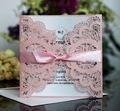 Invitación de boda rosa brillante cortada con láser con lazo de raso y flores - Rosa