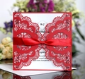 Elegante invitación de boda roja cortada con láser con cinta de raso y tarjeta blanca - Rojo