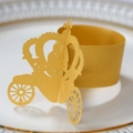 Eleganter goldener Serviettenring aus Papier mit lasergeschnittenem Kutsche-Design für Hochzeiten - Gold