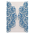 Dettaglio dell'invito di nozze blu glitterato con intricati motivi di rose tagliati al laser - Blu Reale Scintillante