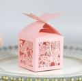 Elegante rosafarbene Gastgeschenkbox mit Laserschnitt-Schmetterling und Satinband-Deko - Rosa