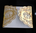 Partecipazione tagliata al laser in oro metallizzato con uccelli e pizzo elegante - Oro Riflettente