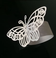 Detalle de un servilletero de mariposa en papel perlado blanco cortado con láser para bodas - Mariposa de Textura Compleja (MJK-11)