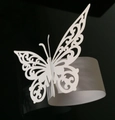 Elegante servilletero de mariposa blanca cortada con láser con un intrincado patrón y base - Mariposa con Patrón de Volutas (MJQ-15)