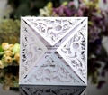 Dettaglio dell'invito di nozze bianco tagliato al laser con eleganti motivi floreali - Bianco