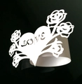 Detalle de un servilletero de papel blanco cortado con láser y el texto de LOVE - Estilo Corazón LOVE (MJK-12)