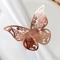Rond de serviette papillon en or rose élégant avec motif ajouré au laser sur assiette blanche - 50 Pièces / Or Rose Réfléchissant