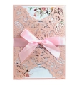 Invitación de boda rosa cortada con láser con lazo de cinta e interior floral - Rosa