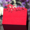 Elegante tarjeta de mesa roja cortada con láser para bodas con pájaros y árbol - Rojo Perlado
