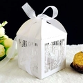 Scatola regalo bianca intagliata al laser con motivo foresta e nastro in organza - Bianco