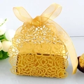 Elegante caja de dulces dorada cortada con láser con rosas caladas y lazo de seda - Dorado