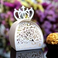 Scatola regalo bianca con corona intagliata al laser per confetti e cioccolatini di nozze - Bianco