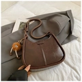 Donkerbruine Hobo-tas van hoogwaardig kunstleer met een schattige pluche monsterhanger - Koffie met Hanger