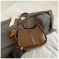 Bruine vintage halve maan tas met pluche hanger en een verstelbare schouderriem - Beige Khaki Met Hanger
