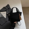 Bolso tipo cubo negro mate con accesorio de cuentas y logo en relieve para mujer - Negro con colgante