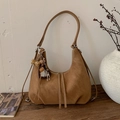 Détail du sac hobo en daim marron avec motif léopard et pendentif à franges - Avec Pendentif / Marron