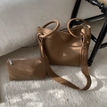 Caramel kiezellederen tote en klein etui set met zilveren studs op de schouderbanden - Schoudertasset / Bruin