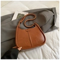 Borsa a secchiello vintage marrone con tracolla regolabile su blazer grigio elegante - Marrone Senza Ciondolo