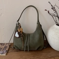 Détail du sac hobo en daim vert foncé avec double fermeture éclair et breloque léopard - Avec Pendentif / Vert