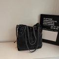 Sac fourre-tout vintage en denim noir avec poches cargo et coutures blanches contrastées - Noir