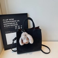 Grand cabas noir mat avec pendentif lapin en peluche et bandoulière réglable élégante - Noir avec pendentif