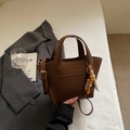 Bolso tote vintage de cuero marrón oscuro para mujer con amuleto de cuentas coloridas - Café con Colgante