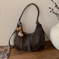 Détail du sac hobo marron vintage avec coutures contrastées et pendentif léopard - Avec Pendentif / Marron