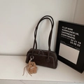 Borsa sottobraccio in pelle scamosciata marrone con cuciture bianche e orsetto - Con Ciondolo / Marrone
