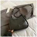 Borsa a tracolla retrò nera minimalista con trama vintage stropicciata e cinturino regolabile - Nero senza Ciondolo