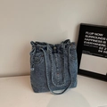Sac fourre-tout en jean délavé avec détails de poches de pantalon et coutures rouges - Bleu