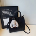 Sac fourre-tout noir minimaliste avec breloque lapin en peluche et doublure marron - Café Foncé Avec Pendentif