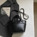 Bolso cubo trapezoidal negro minimalista en cuero mate con herrajes dorados y asa - Negro sin Colgante