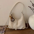 Détail du sac crème en demi-lune avec de longs glands et un charme cœur léopard - Avec Pendentif / Blanc