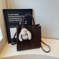 Sac fourre-tout marron café foncé avec poignées, bandoulière et breloque lapin en peluche - Café Clair Avec Pendentif