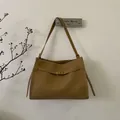Makro-Detail einer Vintage-Einkaufstasche aus braunem Leder mit feiner Textur und Metallschnalle - Khaki