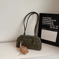 Borsa sottobraccio minimalista in pelle scamosciata verde bosco con cuciture bianche - Con Ciondolo / Verde