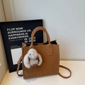 Sac fourre-tout marron minimaliste en similicuir mat avec lapin en peluche et bandoulière - Marron avec pendentif