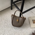 Sac seau marron en cuir grainé avec fermoir carré doré et anse élégante en cuir - Gris Éléphant sans Pendentif