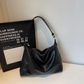 Detalle del bolso tote negro grande en cuero sintético mate con correa de hombro ajustable - Negro