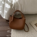 Schicke braune Beuteltasche für Damen mit Lychee-Struktur und silbernen Beschlägen - Braun (Ohne Anhänger)