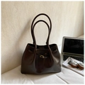 Sac cabas vintage marron café en similicuir avec fines anses sur tissu blanc élégant - Brun Sans Pendentif