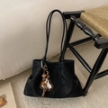 Detail van zwarte suède shopper met hartvormige luipaard hanger en schouderbanden - PU Zwart Met Hanger