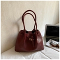 Sac fourre-tout rétro en cuir rouge avec boucle dorée sur literie blanche - Rouge Vin Sans Pendentif