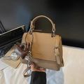 Bolso de mano caqui en cuero granulado con logo Maven & Chic y correa ajustable - Con Colgante / Caqui