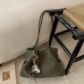 Detail van groene shopper met luipaard hartje en kwastje hangend aan de schouderband - PU Groen Met Hanger