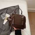 Bolso de mano en cuero granulado marrón oscuro con hebillas y bandolera - Con Colgante / Café