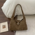 Détail du sac à bandoulière marron en daim synthétique avec boucle en métal argenté - Marron