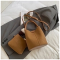 Bolso tipo cubo marrón con textura mate, correa ajustable y pequeño bolso interior - Con Colgante / Marrón