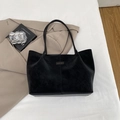 Bolso tote grande de ante negro con etiqueta dorada para un elegante viaje invernal - Negro