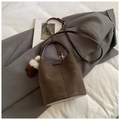 Bolso cubo de ante marrón café con asa redonda y correa de hombro ajustable de mujer - Con Colgante / Marrón
